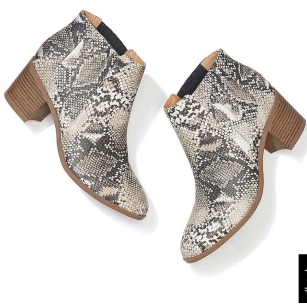 🌈NEW Maurices faux snakeskin ankle boots